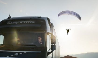 Volvo, yeni deneyini yamaç paraşütü ile yaptı