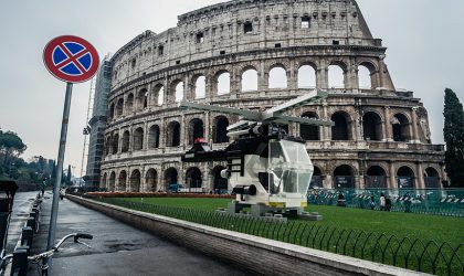 Gerçek boyutlu araçlar Roma sokaklarında