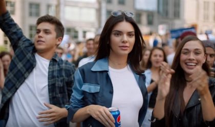 Kendall Jenner yeni reklamında protestocu oldu