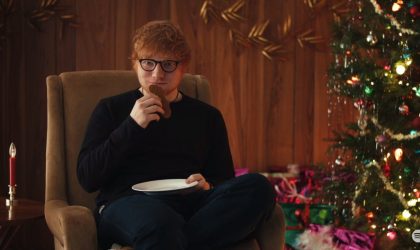Spotify’ın en çok dinleneni Ed Sheeran, eğlenceli bir Noel reklamında yer aldı